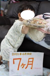0歳7ヶ月の記録。　つかまり立ちしたよ