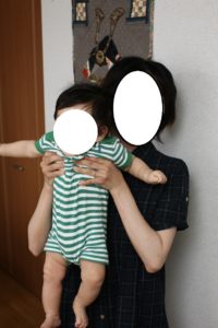 離乳食を始めました。髪を切りました。